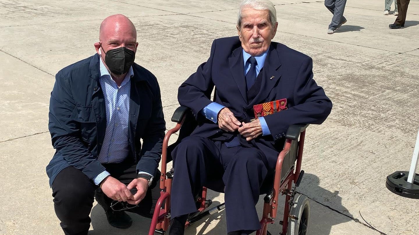 Πτέραρχος Χατζηλάκος: Ο 101 ετών – εν ζωή θρύλος της Πολεμικής Αεροπορίας – ΦΩΤΟ