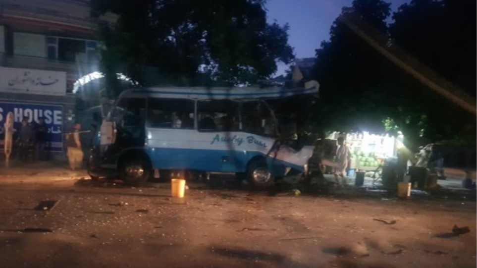 Νέο “χτύπημα” στο Αφγανιστάν: Βόμβα έπληξε λεωφορείο – Τουλάχιστον 6 νεκροί