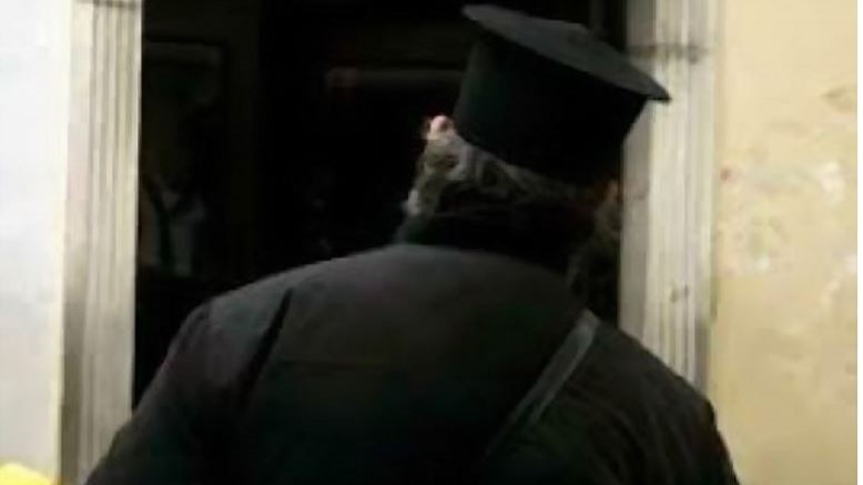 Φρίκη στον Βόλο: Ιερέας σκότωσε γάτα με ράβδο και την πέταξε στα σκουπίδια