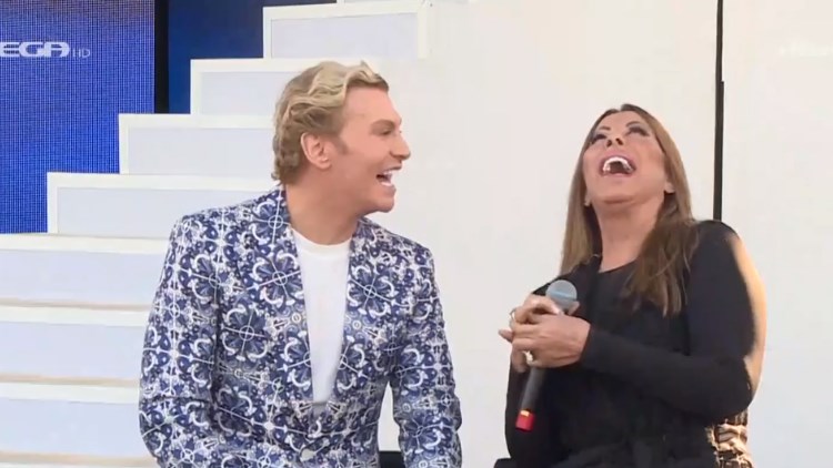 Τάκης Ζαχαράτος: Αποκάλυψε τι συνέβη την πρώτη φορά που μιμήθηκε την Άντζελα Δημητρίου