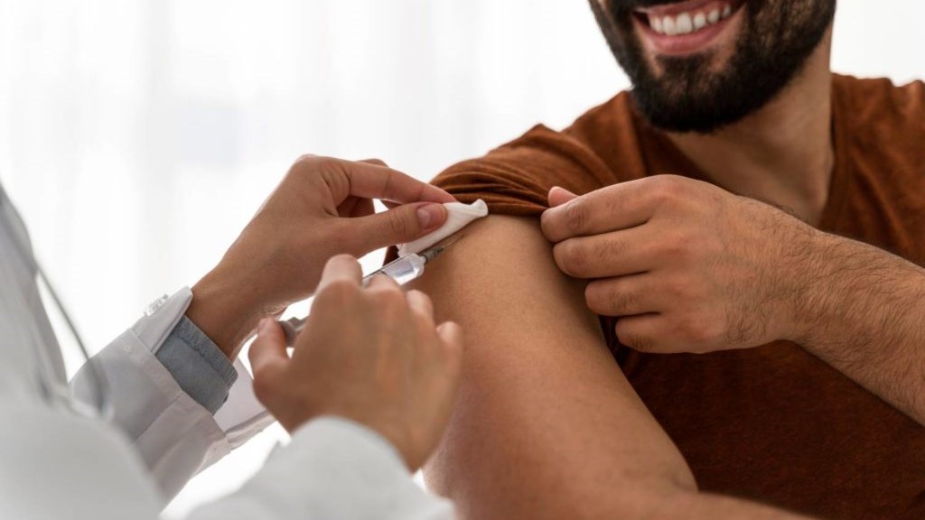 Κορονοϊός: Έκκληση Παπαευαγγέλου στους νέους να εμβολιαστούν πριν πάνε διακοπές – “Καμπανάκι” για Ρόδο και Κατερίνη