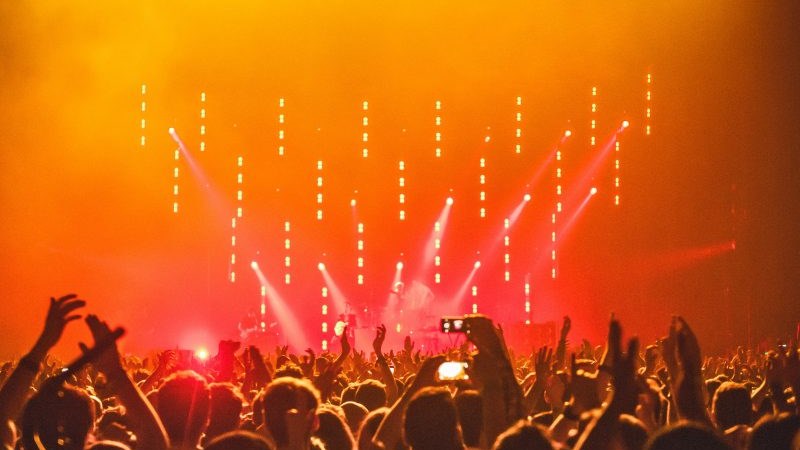 Σε αυτή τη συναυλία οι ανεμβολίαστοι πρέπει να βάλουν βαθιά το χέρι στην τσέπη