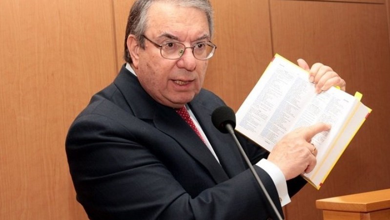 Ο Γιώργος Μπαμπινιώτης “ξαναχτυπά”: “Βουλευτής ή Βουλεύτρια;” – Τι απαντά