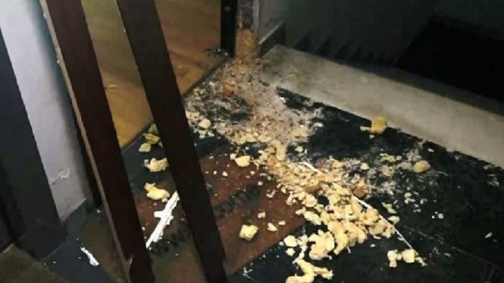 Τσακαλώτος: “Χτύπησαν” ξανά την πολυκατοικία όπου στεγάζεται το γραφείο του – Τα έκαναν “γυαλιά καρφιά”