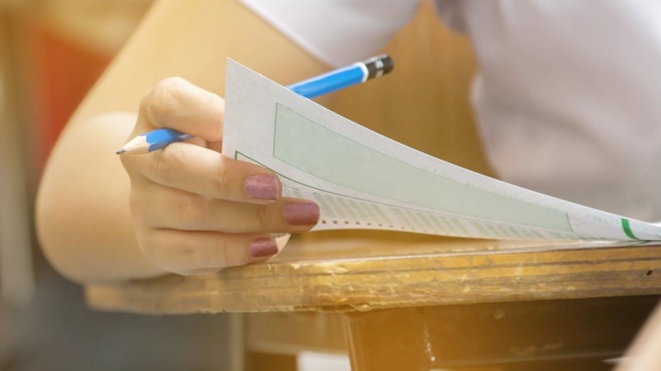 Έπιασαν μητέρα να δίνει εξετάσεις στη θέση της… κόρης της