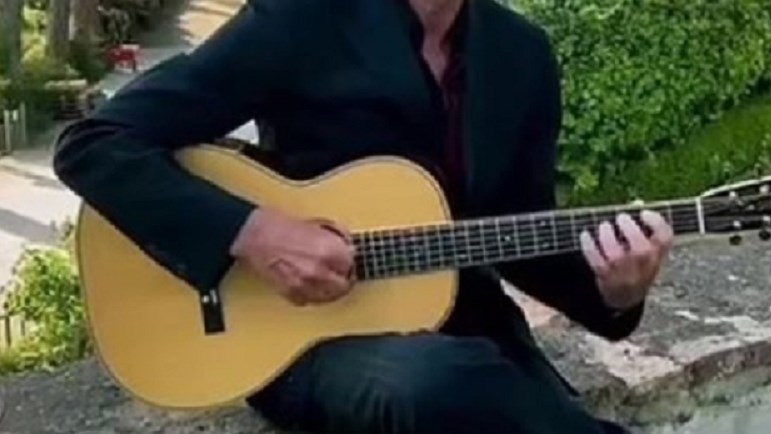 Διάσημος τραγουδιστής έκανε… καντάδα στη σύζυγό του