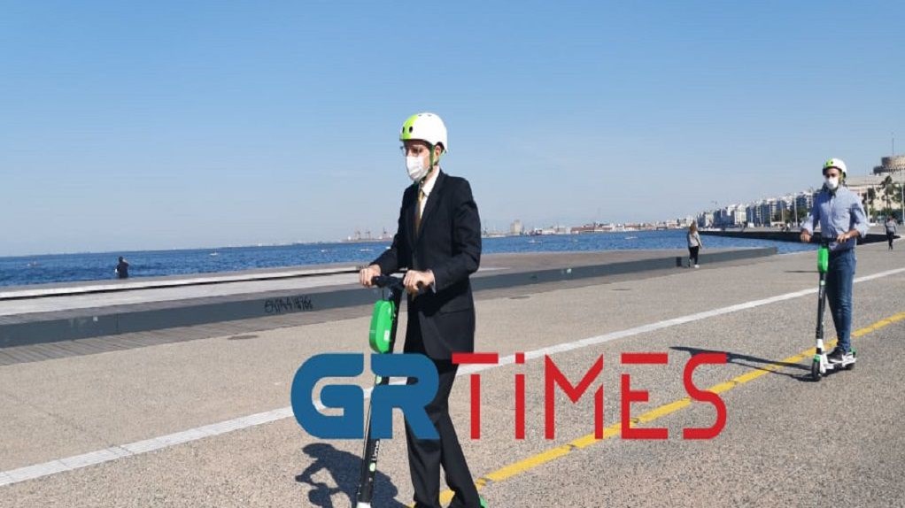 Ο Τζέφρι Πάιατ πήρε το… πατίνι του – Η βόλτα στη Θεσσαλονίκη – ΦΩΤΟ – ΒΙΝΤΕΟ