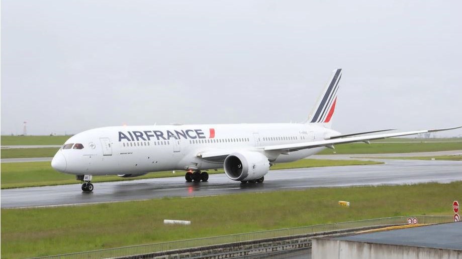 Παρίσι: Συναγερμός στο αεροδρόμιο Σαρλ Ντε Γκολ – Αναφορές για εκρηκτικό μηχανισμό σε αεροπλάνο