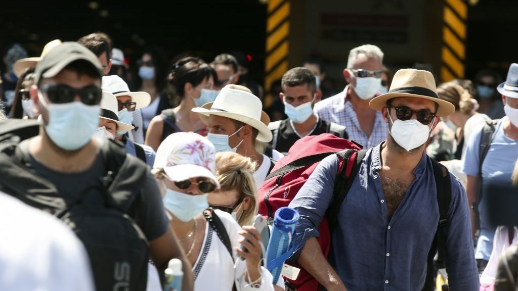 Κορονοϊός: Τα μέτρα “θωράκισης” μετά το άνοιγμα του τουρισμού – Πού “επιμένει” η διασπορά των μεταλλάξεων