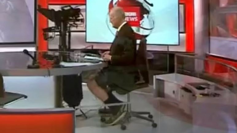 Σάλος με παρουσιαστή του BBC: Η κάμερα τον “έπιασε” να λέει τις ειδήσεις φορώντας… σορτσάκι – ΦΩΤΟ – ΒΙΝΤΕΟ