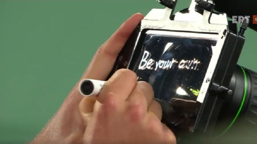 Roland Garros: Το μήνυμα που έγραψε ο Στέφανος Τσιτσιπάς στην κάμερα μετά τη νίκη του επί του Ίσνερ