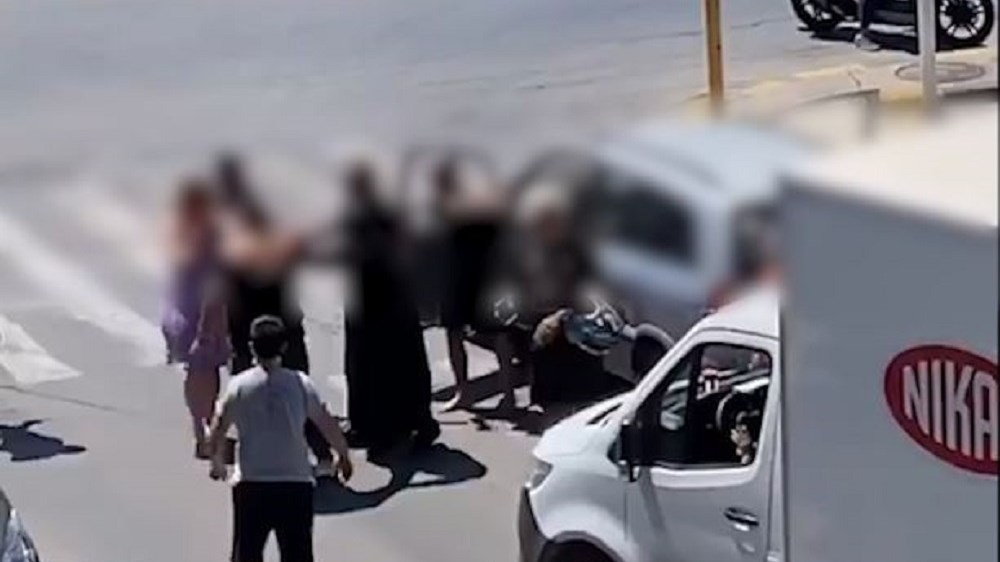 Χανιά: Άγρια συμπλοκή στη μέση του δρόμου – Έπεσαν κλωτσιές και μπουνιές