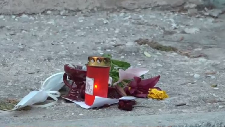 Δολοφονία στην Αγία Βαρβάρα: Λουλούδια έξω από το σπίτι της 64χρονης – Το συγκινητικό σημείωμα