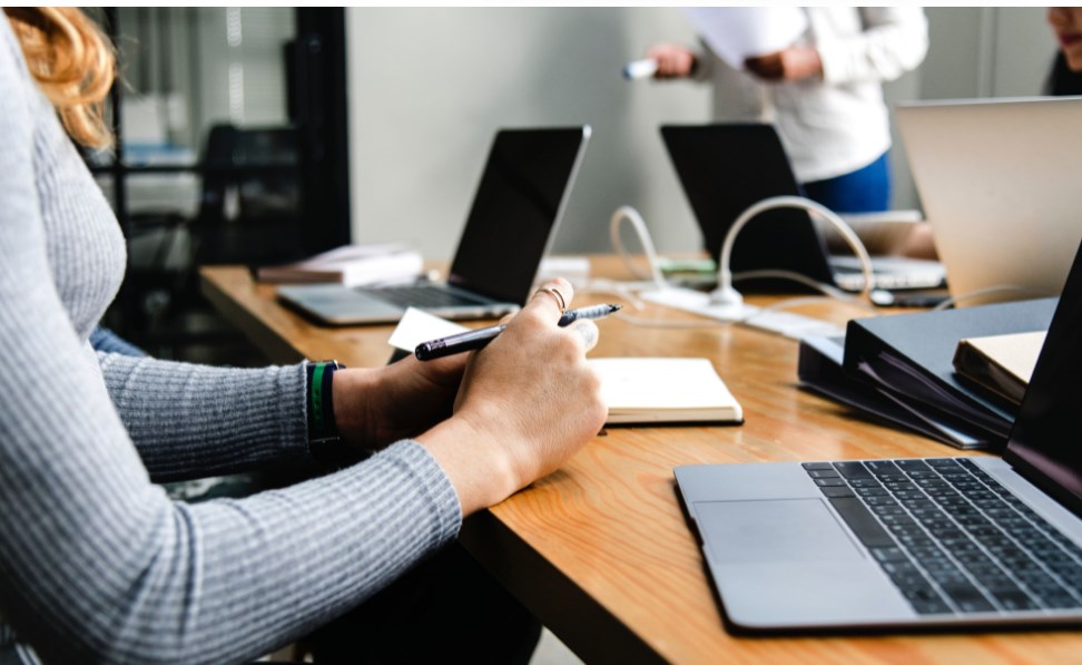 Ψηφιακή κάρτα εργασίας: Πώς θα λειτουργεί στην πράξη – Τι ισχύει για τα πρόστιμα