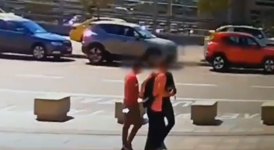 Εξαρθρώθηκε κύκλωμα που διακινούσε μετανάστες – ΒΙΝΤΕΟ από τη στιγμή της σύλληψης στο “Ελ.Βενιζέλος’