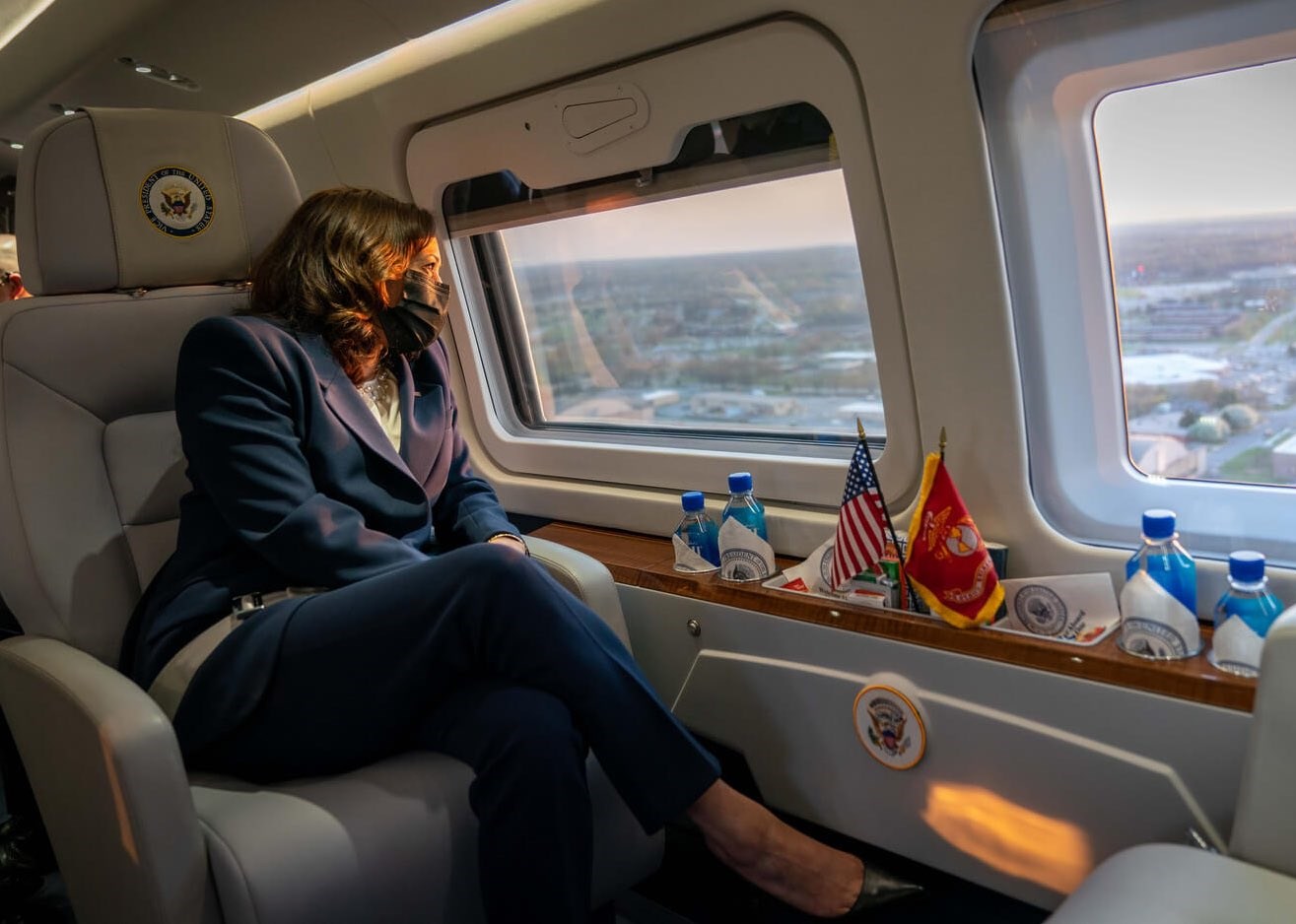 ΗΠΑ: Πρόβλημα στον αέρα για το αεροσκάφος της Κάμαλα Χάρις – Επέστρεψε στη βάση Άντριους