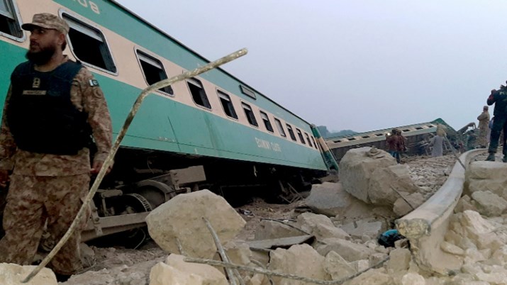 Σύγκρουση τρένων στο Πακιστάν: Τουλάχιστον 30 νεκροί και δεκάδες τραυματίες – ΒΙΝΤΕΟ