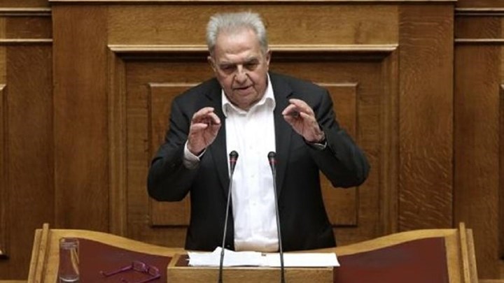 Ανατροπή με το αυτοκίνητο του Αλέκου Φλαμπουράρη – Το πήρε ο γερανός