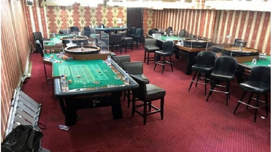 Συνελήφθη γνωστός τραγουδιστής σε παράνομη χαρτοπαικτική λέσχη – ΒΙΝΤΕΟ