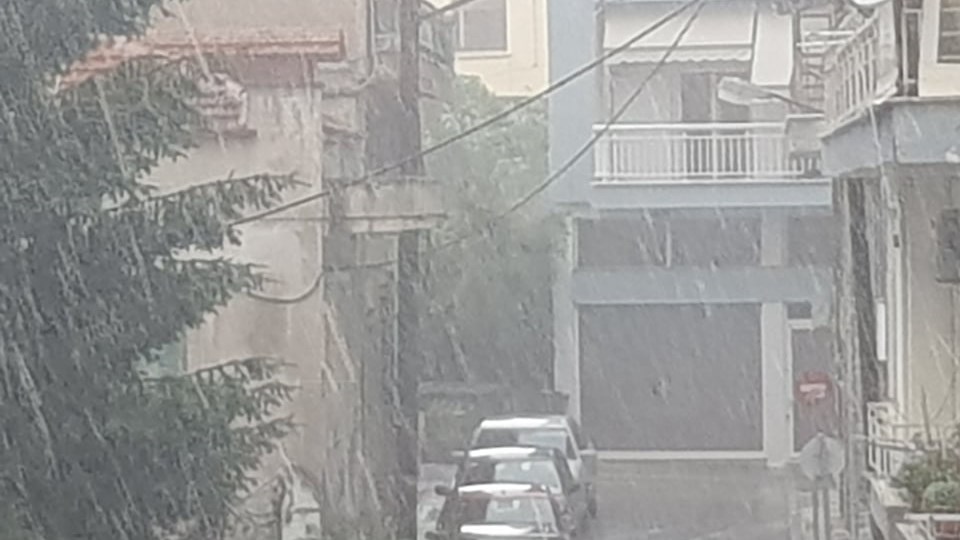 “Άνοιξαν οι ουρανοί” στην Κοζάνη: Έπεσε χαλάζι σε μέγεθος στραγαλιού