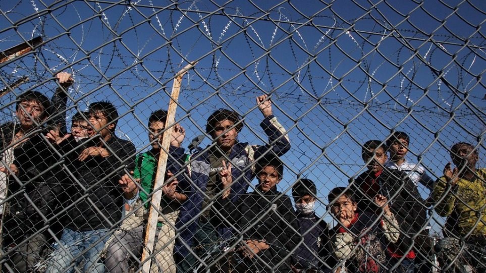 Προσφυγικό: “Ασφαλή τρίτη χώρα” χαρακτηρίζει η Ελλάδα την Τουρκία – Η επιστολή Μηταράκη και η ΚΥΑ