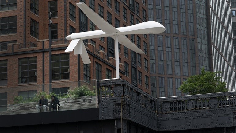 ΗΠΑ: Γιγαντιαίο λευκό γλυπτό που αναπαριστά UAV στο κέντρο της Νέας Υόρκης – ΦΩΤΟ