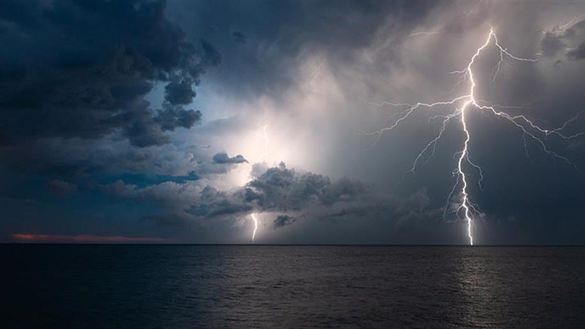 Καιρός: Βροχές, καταιγίδες και πτώση της θερμοκρασίας σήμερα – Πού θα πέσει χαλάζι