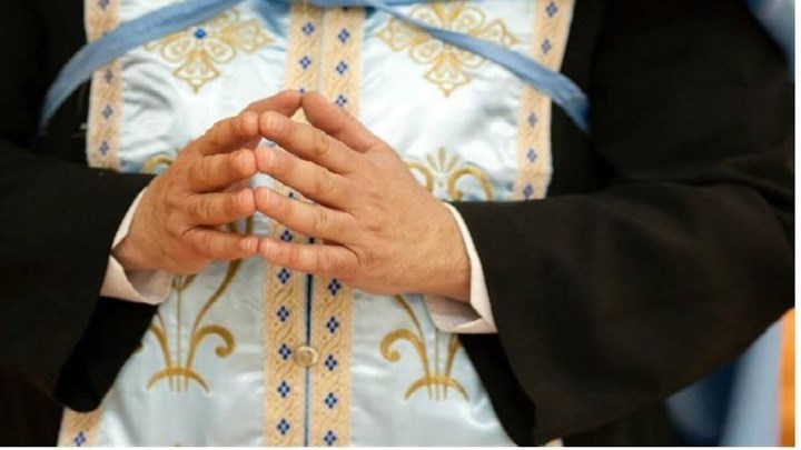 Ιωάννινα: “Έκανα λάθος” λέει ο ιερέας που χρησιμοποίησε κουταλάκια μίας χρήσης στη Θεία Κοινωνία