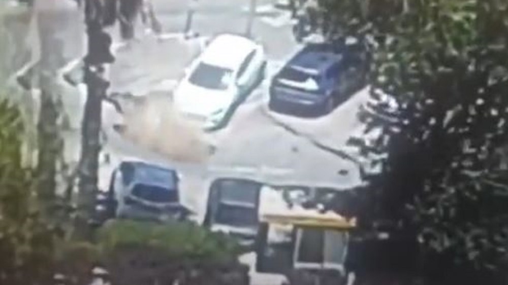 Ιερουσαλήμ: Η στιγμή που το έδαφος “καταπίνει” αυτοκίνητα σε πάρκινγκ – ΒΙΝΤΕΟ που κόβει την ανάσα
