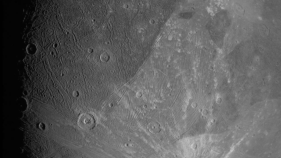 NASA: Οι δύο πρώτες ΦΩΤΟ από τον Γανυμήδη – Το τεράστιο παγωμένο φεγγάρι – μαμούθ