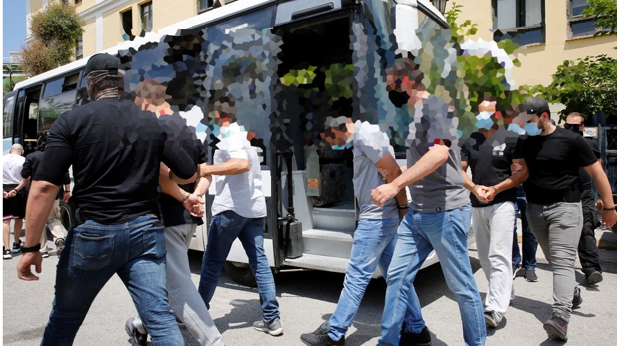 Ζάκυνθος: Εκτελέστηκαν τα εντάλματα σύλληψης – “Είναι όλα κατασκευασμένα” φώναζε κατηγορούμενος
