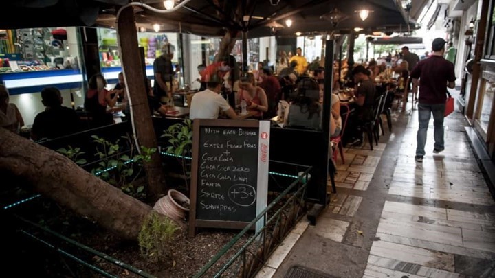 Λοιμωξιολόγοι: Τι εισηγούνται για το ωράριο κυκλοφορίας και τη μουσική στην εστίαση