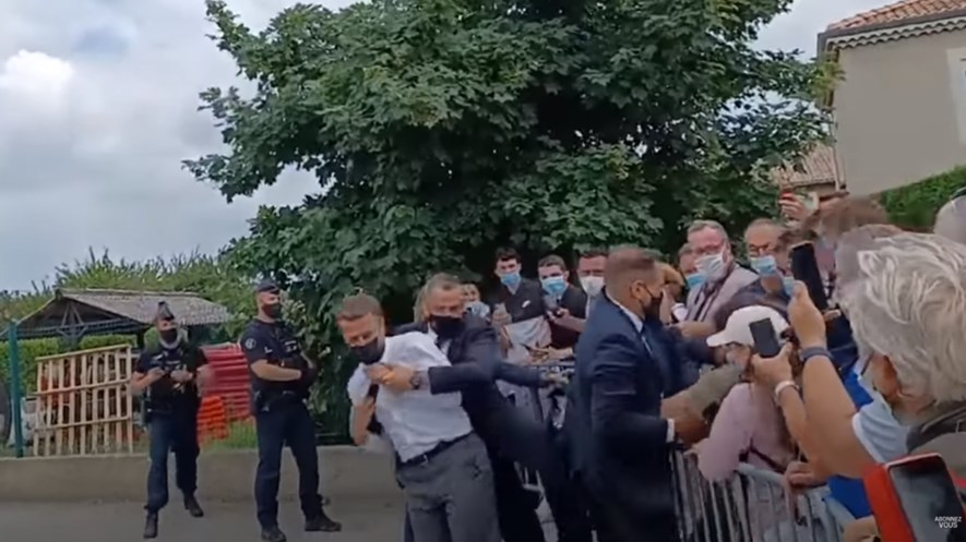 Μακρόν: Νέο ΒΙΝΤΕΟ από το χαστούκι – Ποιος είναι ο 28χρονος που ασχολείται με τις πολεμικές τέχνες του Μεσαίωνα