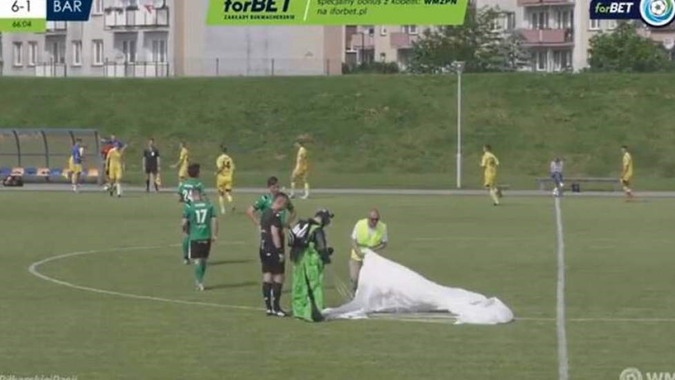 Αλεξιπτωτιστής διέκοψε ποδοσφαιρικό αγώνα – BINTEO