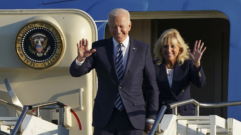 Έφτασε στη Βρετανία ο Τζο Μπάιντεν – «Οι ΗΠΑ επέστρεψαν» δήλωσε ο Αμερικανός πρόεδρος