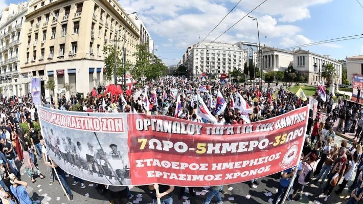 Σε απεργιακό “κλοιό” η χώρα: Μεγάλες κινητοποιήσεις με συνθήματα και πανό κατά του εργασιακού νομοσχεδίου