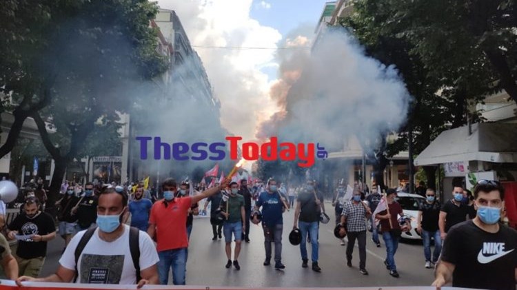 Θεσσαλονίκη: Ολοκληρώθηκε η συγκέντρωση του ΠΑΜΕ – Με πανό και καπνογόνα η πορεία