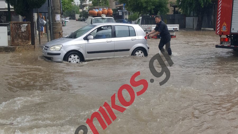 Κακοκαιρία: Πλημμύρισε το Μενίδι, οι πυροσβέστες σπρώχνουν τα Ι.Χ. – ΒΙΝΤΕΟ αναγνώστη