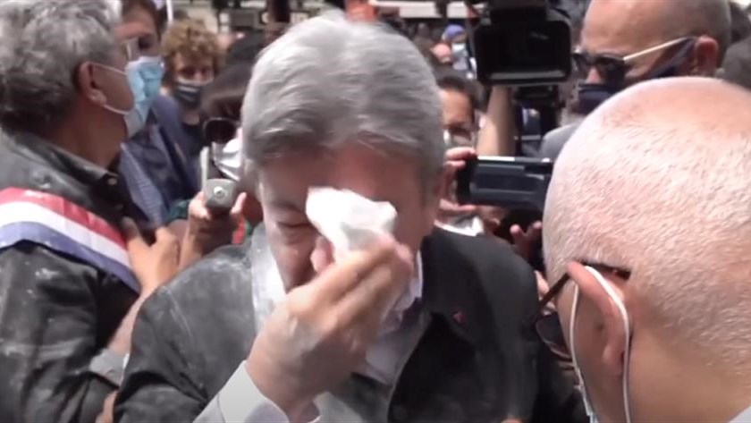 Δεύτερη επίθεση σε πολιτικό στη Γαλλία: Μετά το χαστούκι σε Μακρόν πέταξαν αλεύρι στον Μελανσόν