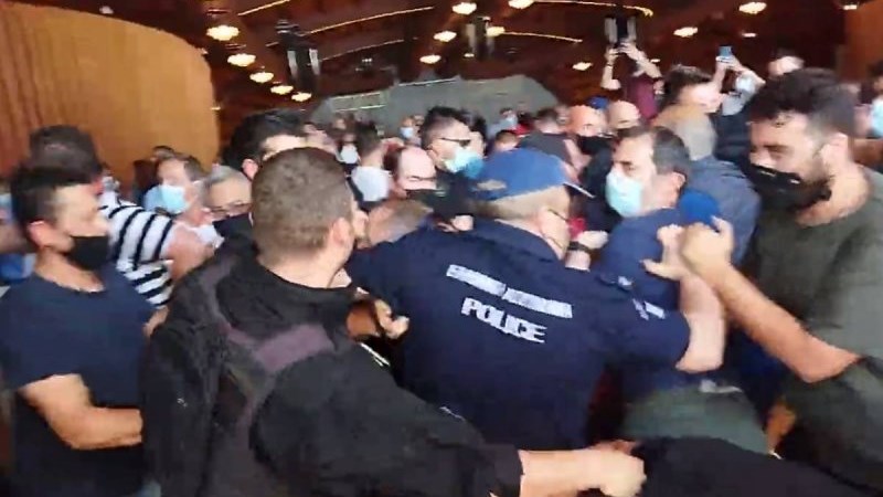 Κοζάνη: Επεισόδια μεταξύ διαδηλωτών και Αστυνομίας στο συνέδριο του Εργατικού Κέντρου
