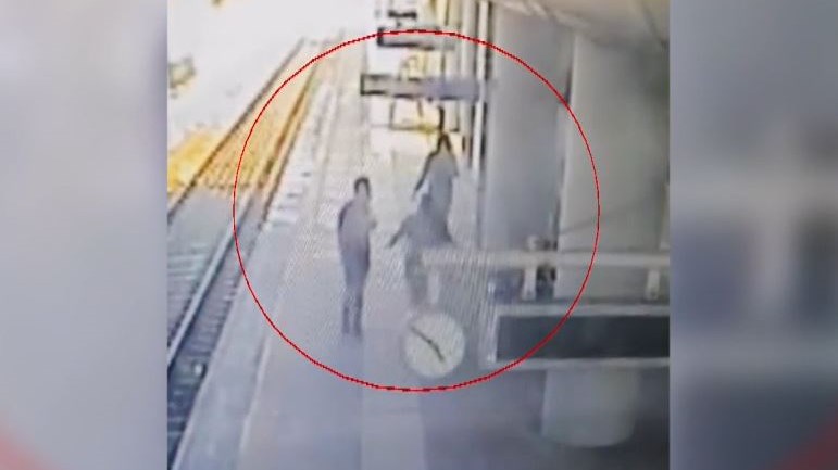 Ελευθέριος Βενιζέλος: Χειροπέδες σε πορτοφολά – ΒΙΝΤΕΟ από την “πλούσια” δράση του