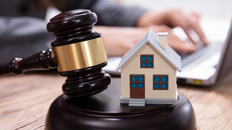 Πλειστηριασμοί: “Παγώνουν” για εννέα μήνες – Ποιους αφορά και τι πρέπει να γνωρίζετε