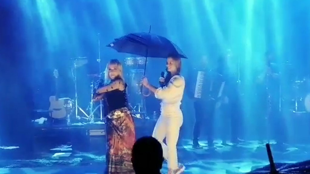 Η Μαρία Σάκκαρη στη σκηνή μαζί με την Άννα Βίσση – Οι ατάκες για την “απόλυτη” και το τένις – ΒΙΝΤΕΟ