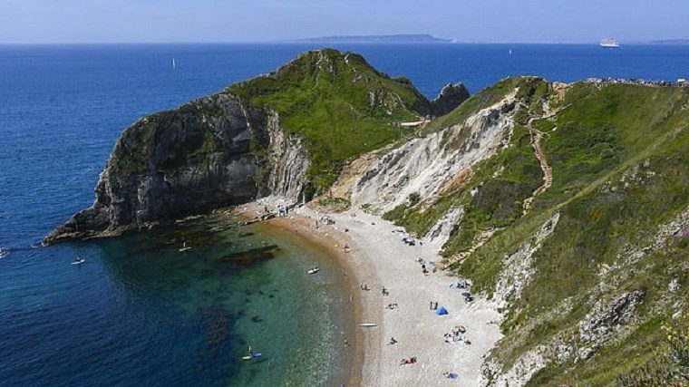 Σοκαριστικό δυστύχημα: Γυναίκα έπεσε από γκρεμό 30 μέτρων μπροστά στα μάτια της κόρης της
