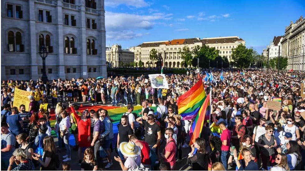 Σάλος στην Ουγγαρία: Απαγορεύουν την “προώθηση” της ομοφυλοφιλίας σε ανήλικους – Στο στόχαστρο τα “Φιλαράκια”