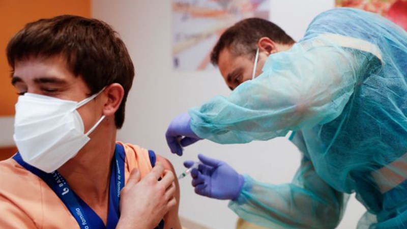 Εμβολιασμοί: Ανοίγει σήμερα η πλατφόρμα για την ηλικιακή ομάδα 18 – 24 ετών