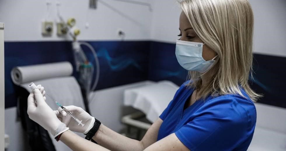 Εμβολιασμοί: Σπεύδουν οι νέοι 18-24 ετών – Πόσοι έκλεισαν ήδη ραντεβού