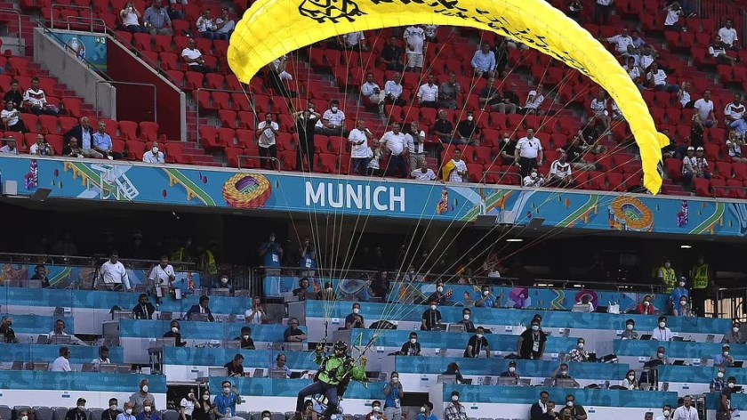 Euro 2020: Εισβολή με αλεξίπτωτο στο Γαλλία – Γερμανία – Δύο τραυματίες