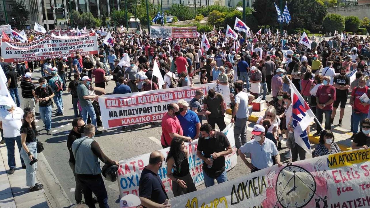 Απεργία: Με πλακάτ και συνθήματα η συγκέντρωση του ΠΑΜΕ κατά του εργασιακού νομοσχεδίου – ΦΩΤΟ
