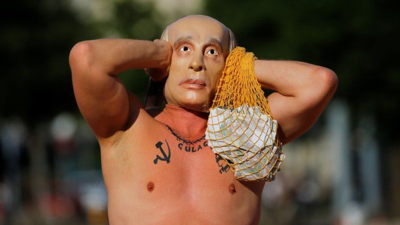 Γενεύη: Διαδηλωτής ντύθηκε… Πούτιν – Ζητεί την απελευθέρωση του Ναβάλνι – ΦΩΤΟ